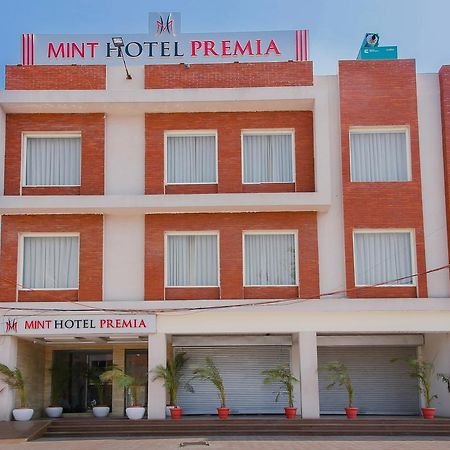 Mint Hotel Premia Chandigarh, Zirakpur Exterior foto